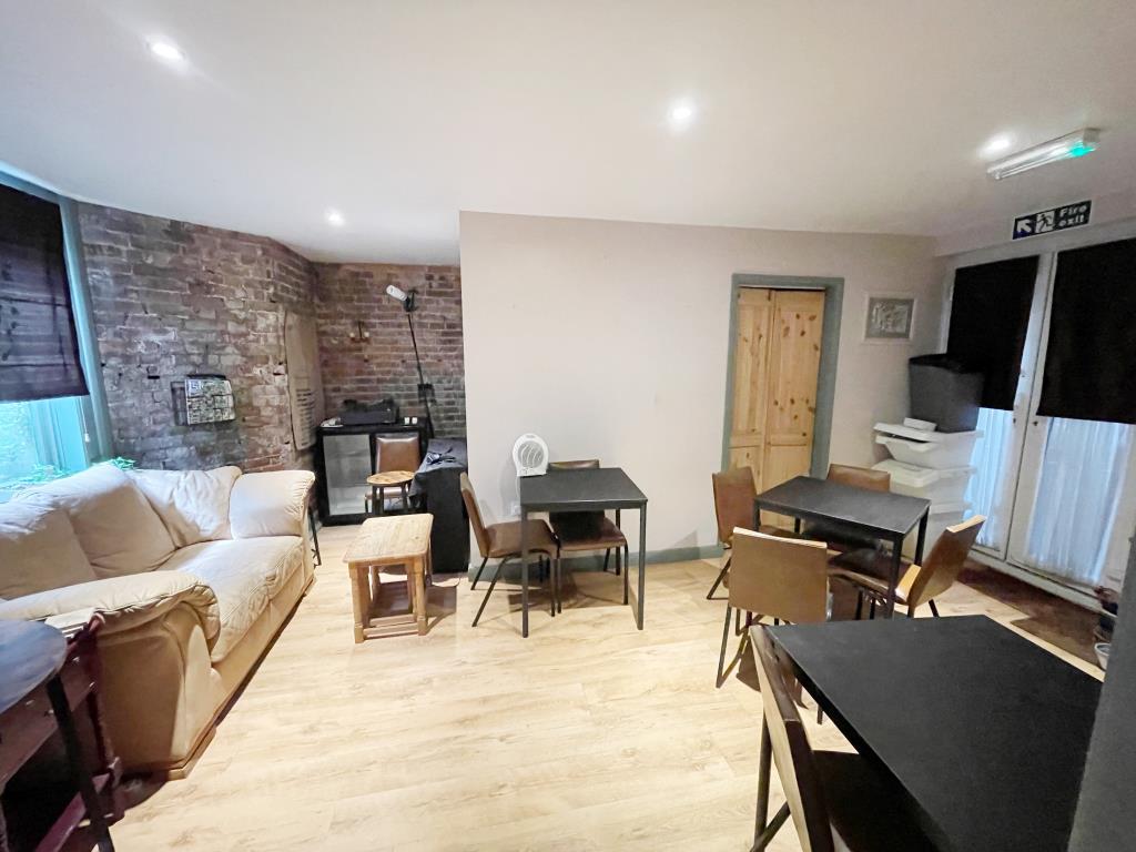 Lot: 116 - MIXED USE INVESTMENT - TWO SHOPS, FOUR FLATS AND GARAGE WITH POTENTIAL -